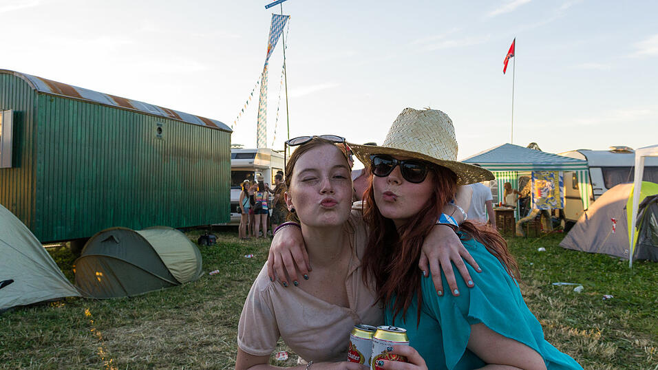 Ein Streifzug durch das Campinggelände: Trotz heißer Temperaturen sind die Festivalbesucher bestens gelaunt. (Foto: Susanne Raith) Ein Streifzug durch das Campinggelände: Trotz heißer Temperaturen sind die Festivalbesucher bestens gelaunt. (Foto: Susanne Raith)