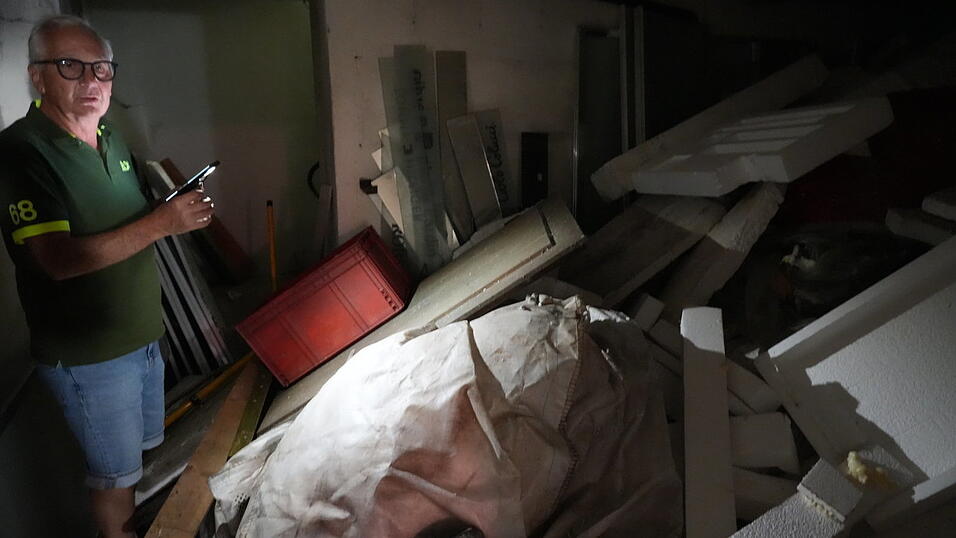 Ein Raum im Keller ist voller M&uuml;ll und Styropor.