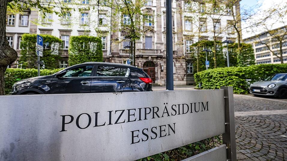 Im Keller des Polizeipräsidiums Essen lagerten bislang unbekannte Akten zur Entführung des Aldi-Gründers Theo Albrecht. (Archivbild) Im Keller des Polizeipräsidiums Essen lagerten bislang unbekannte Akten zur Entführung des Aldi-Gründers Theo Albrecht. (Archivbild)