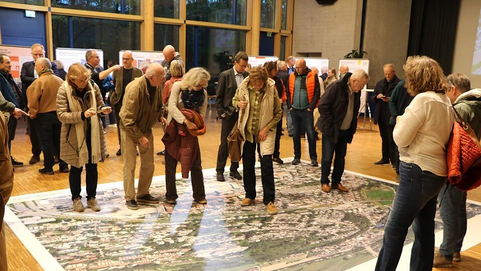 Die etwa vier mal vier Meter große Fotomontage mit allen drei Maßnahmenteilen fand großes Interesse bei den Besuchern.