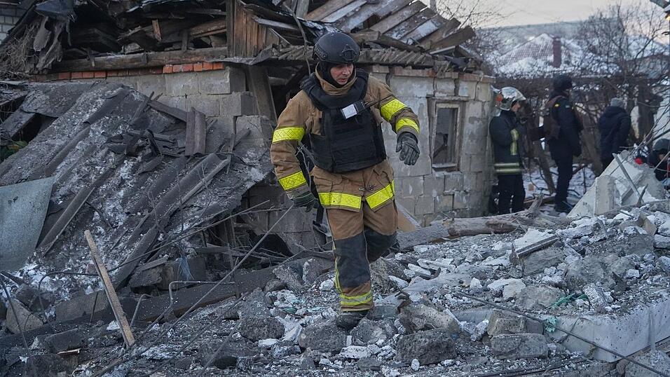 Russische Bomben trafen ein Viertel mit Einfamilienh&auml;usern in Charkiw.