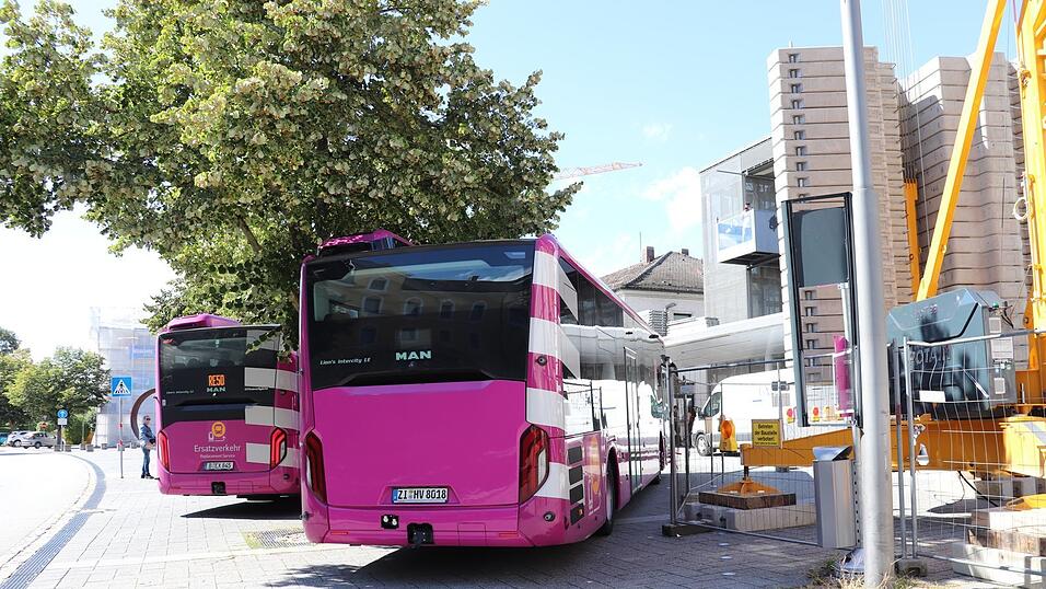Aktuell ersetzen die oft unzuverlässigen Busse den Zugverkehr zwischen Landshut und Plattling. Aktuell ersetzen die oft unzuverlässigen Busse den Zugverkehr zwischen Landshut und Plattling.