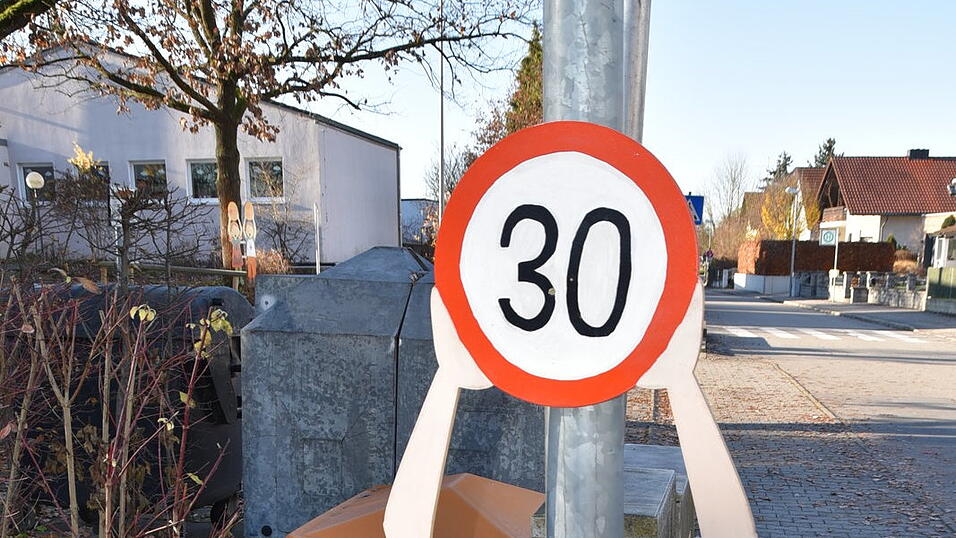 Kopflos stehen sie da: Die selbstgebastelten 'Tempo 30'-Schilder der Kindertagesstätte Kagers sind am Wochenende von Unbekannten beschädigt worden. Kopflos stehen sie da: Die selbstgebastelten 'Tempo 30'-Schilder der Kindertagesstätte Kagers sind am Wochenende von Unbekannten beschädigt worden.