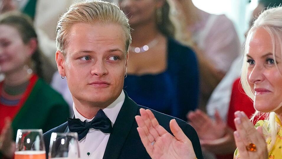 Dürfen sich seit geraumer Zeit fast nur im Gefängnis sehen: Marius Borg Høiby und Mama Mette-Marit. (Archivbild) Dürfen sich seit geraumer Zeit fast nur im Gefängnis sehen: Marius Borg Høiby und Mama Mette-Marit. (Archivbild)