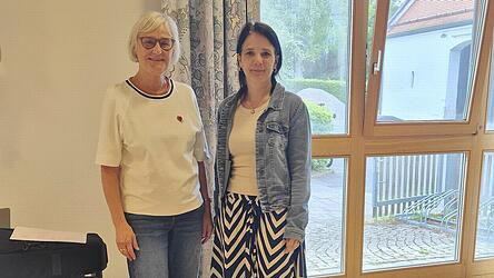 Veronika Nerud (l.) und Melanie Gmach vom Treffpunkt Ehrenamt leiteten eine inspirierende Veranstaltung f&uuml;r die Chamerauer Senioren.