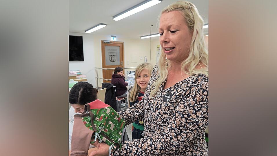 Vorsitzende Stefanie Dindaß zeigt ein Frühchen-Oberteil mit Weihnachtsmotiv.