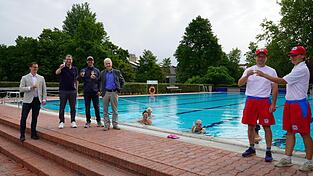 Bereichsleiter Patrick Edenkofer (v. l.), Bürgermeister Matthias Kohlmayer, Freibadleiter Philipp Mora und Stadtwerkeleiter Thomas Merkl stießen gemeinsam mit den ersten Schwimmerinnen sowie Christian Wimbauer und Andrea Dengler von der Wasserwacht auf eine hoffentlich unfallfreie Badesaison an.