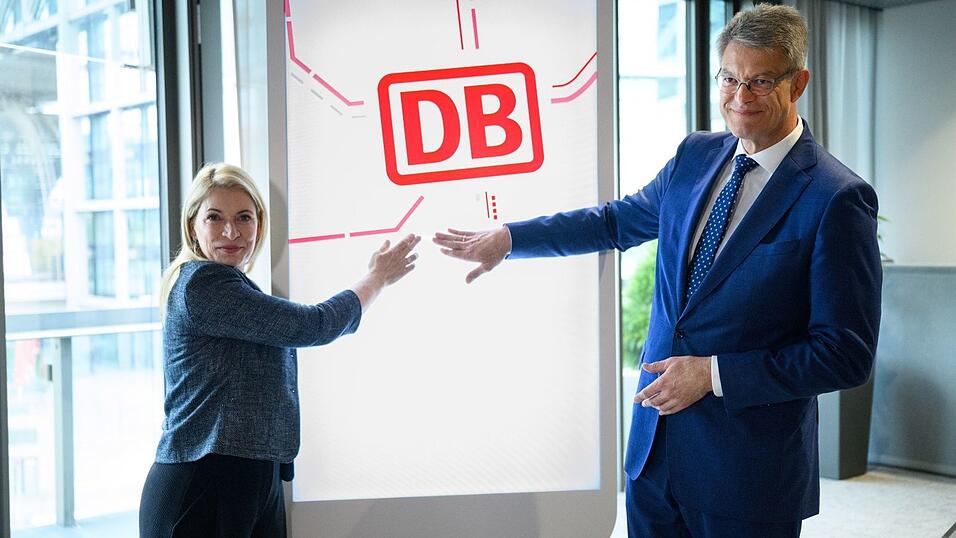 Verkehrsminister Patrick Schnieder und Bahn-Chefin Evelyn Palla während einer Pressekonferenz in Berlin. Verkehrsminister Patrick Schnieder und Bahn-Chefin Evelyn Palla während einer Pressekonferenz in Berlin.