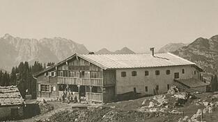 Eggenalm bzw. Straubinger Haus, um 1930. Eggenalm bzw. Straubinger Haus, um 1930.