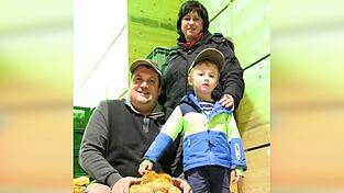 Das Lagerhaus von Hubert und Stefanie Karl, hier mit Sohn Johannes, ist derzeit bis auf den letzten Winkel gefüllt. Seit der vorübergehenden Schließung der Gastronomiebetriebe fehlen dem Ehepaar Abnehmer für ihre selbst angebauten Kartoffeln.