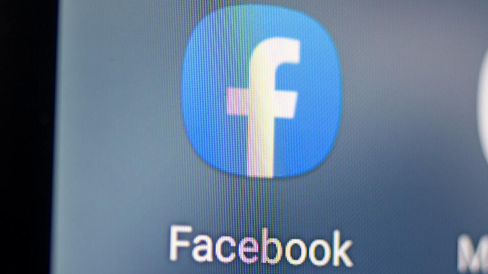 Auf dem Bildschirm eines iPhones wird die App von Facebook angezeigt. Auf dem Bildschirm eines iPhones wird die App von Facebook angezeigt.