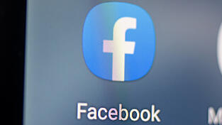 Auf dem Bildschirm eines iPhones wird die App von Facebook angezeigt. Auf dem Bildschirm eines iPhones wird die App von Facebook angezeigt.