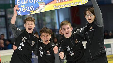 F&uuml;r sein Alter habe Finn Sch&ouml;tz (ganz rechts) &bdquo;eine starke Schusskraft&ldquo;, sagt Perkams Abteilungsleiter Hopf &uuml;ber den Europameister.