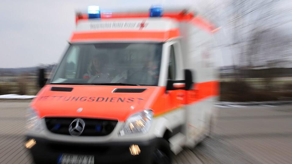 Der Rettungsdienst bringt den Mann in ein Krankenhaus. (Symbolbild) Der Rettungsdienst bringt den Mann in ein Krankenhaus. (Symbolbild)
