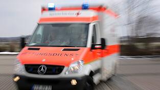 Der Rettungsdienst bringt den Mann in ein Krankenhaus. (Symbolbild) Der Rettungsdienst bringt den Mann in ein Krankenhaus. (Symbolbild)