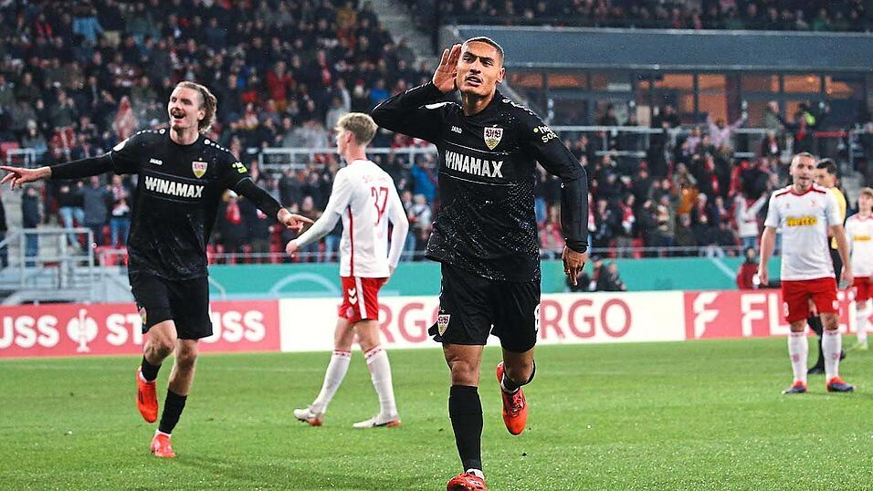 Schon nach zehn Spielminuten jubeln die Gäste: Enzo Millot (M.) hatte das Führungstor erzielt. U 21-Nationalspieler Nick Woltemade (l.) sollte in der zweiten Halbzeit für den dritten Treffer sorgen. Schon nach zehn Spielminuten jubeln die Gäste: Enzo Millot (M.) hatte das Führungstor erzielt. U 21-Nationalspieler Nick Woltemade (l.) sollte in der zweiten Halbzeit für den dritten Treffer sorgen.