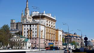 Der Altbau der US-Botschaft in Moskau ist ein beeindruckendes Gebäude im Stil des sowjetischen Klassizismus. (Archivbild) Der Altbau der US-Botschaft in Moskau ist ein beeindruckendes Gebäude im Stil des sowjetischen Klassizismus. (Archivbild)