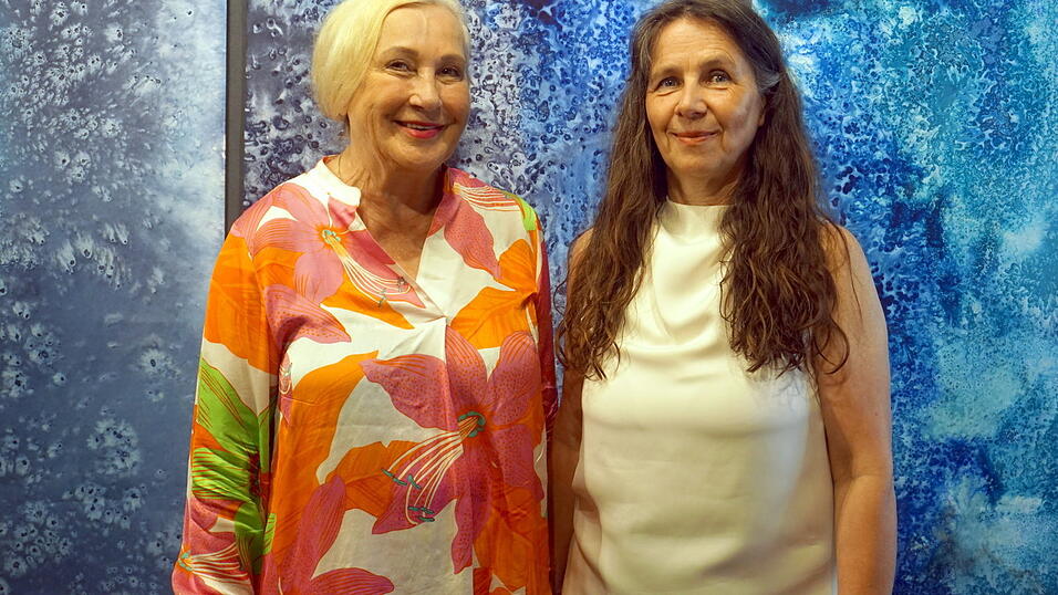 Die Leiterin der donumenta Regina Hellwig-Schmid mit der Künstlerin Ulrika Eller-Rüter. Die Leiterin der donumenta Regina Hellwig-Schmid mit der Künstlerin Ulrika Eller-Rüter.
