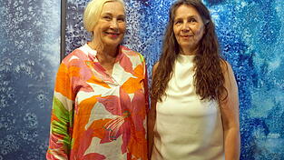 Die Leiterin der donumenta Regina Hellwig-Schmid mit der Künstlerin Ulrika Eller-Rüter. Die Leiterin der donumenta Regina Hellwig-Schmid mit der Künstlerin Ulrika Eller-Rüter.