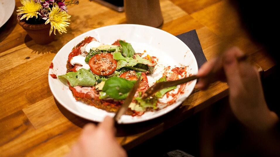 Obst und Gemüse sind gesund, kein Zweifel. Aber schon an Milch- und Getreideprodukten scheiden sich die Geister - zumindest wenn es nach den Trends im Foodbereich geht. Obst und Gemüse sind gesund, kein Zweifel. Aber schon an Milch- und Getreideprodukten scheiden sich die Geister - zumindest wenn es nach den Trends im Foodbereich geht.