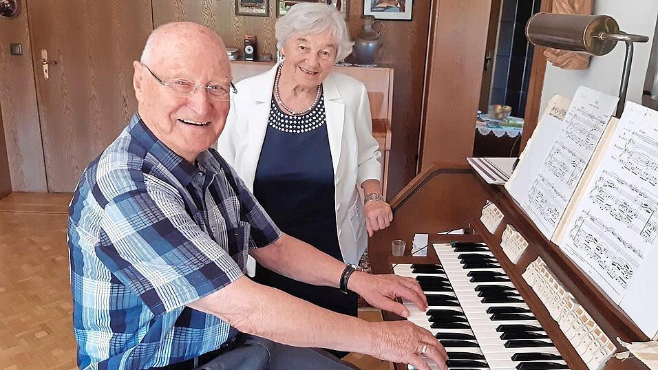 Die Orgel im Wohnzimmer von Josefine und Georg Jahn ist Symbol daf&uuml;r, dass das Eheleben seit Jahrzehnten stark von der Musik gepr&auml;gt ist.
