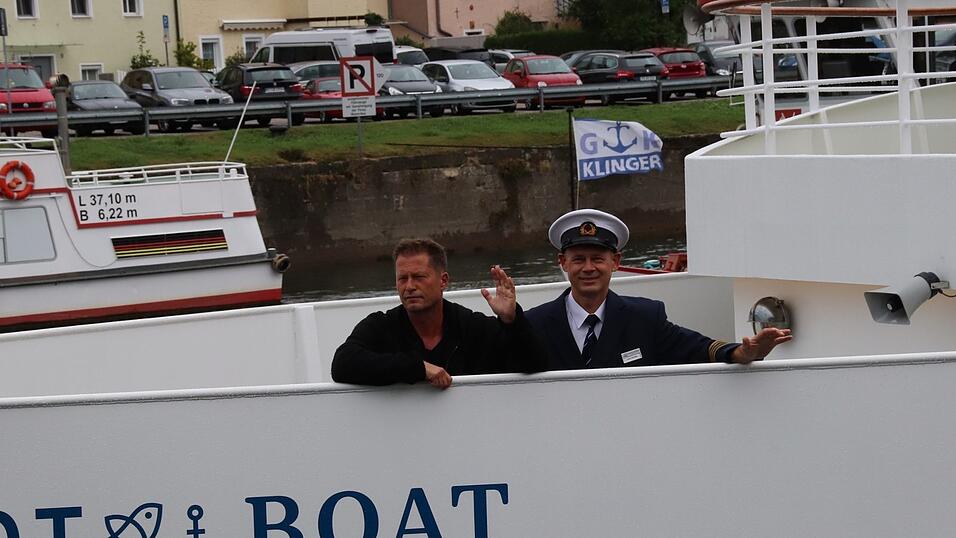Til Schweiger mit dem Kapit&auml;n des Barefoot Boat, Geza C&ouml;rp&ouml;ly.