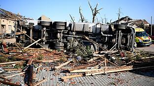 Der Tornado in Tschechien zog eine Schneise der Verw&uuml;stung durchs Land. Im Dorf Moravaska Nova Ves schleuderte er diesen Lastwagen umher wie Spielzeug.