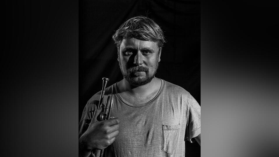 Musiker Stefan Dettl: Er ist das Gesicht von LaBrassBanda: Stefan Dettl. Auf Konzerten sieht man ihn mit seinen Bandkollegen barfuß und natürlich in Lederhose. Die siebenköpfige Gruppe ist für ihren Musikstil aus Blasmusik, Techno und Brass bekannt. Im Sommer waren sie auf Biergartentour - und sie machen neuerdings auch Yoga.