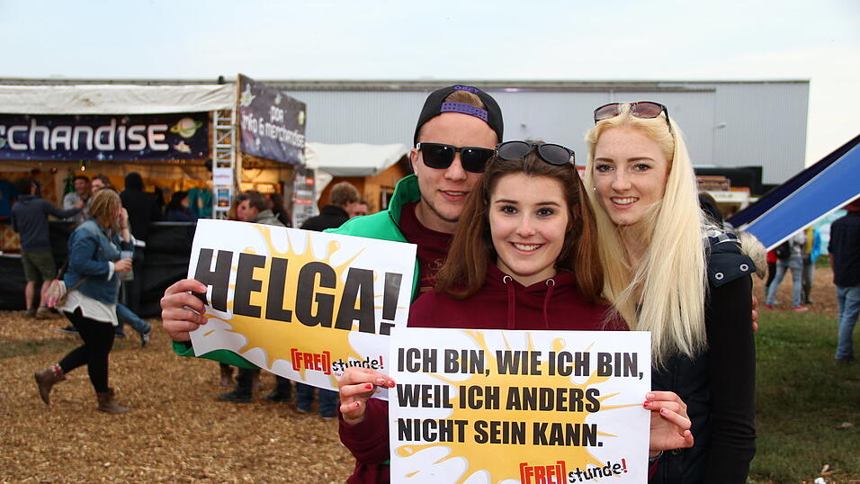 Die Besucher des Pfingst-Open-Airs in Salching sind schon in Feierlaune, aufgenommen von David Voltz am Freitag.