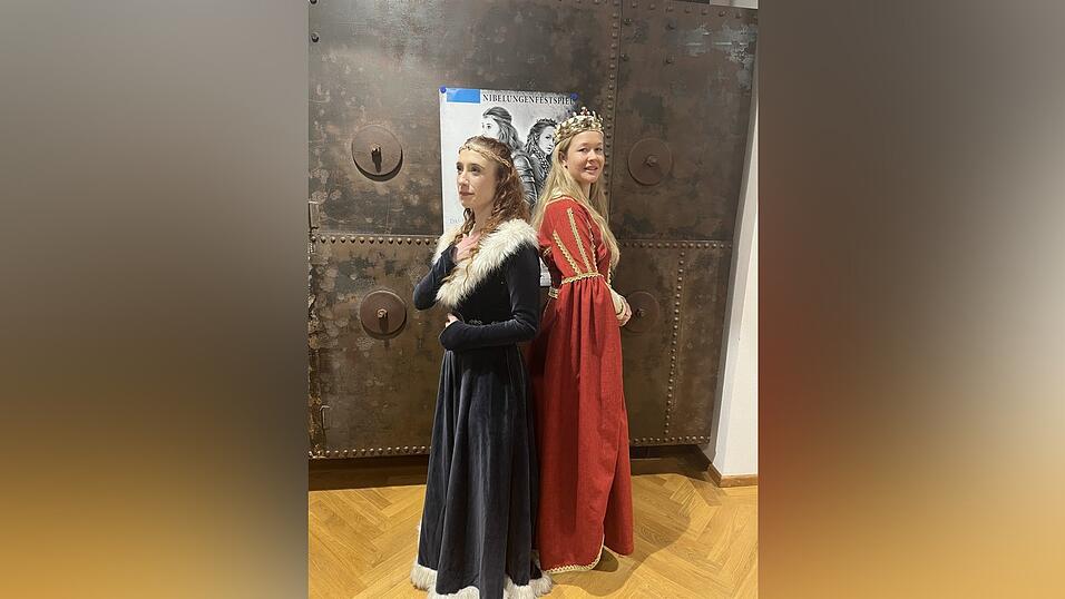 Michaela Hofmann als Brunhild (li.) und Julia Halser als Kriemhild. Michaela Hofmann als Brunhild (li.) und Julia Halser als Kriemhild.