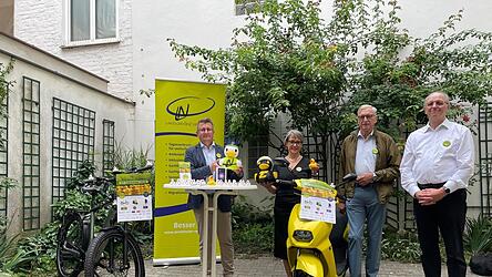 Freuen sich mit Enten und Preisen auf das Rennen am 27. September: Netzwerk-Geschäftsführer Christian Halbig (von links), Stadtwerke-Pressesprecherin Susanne Franck, Netzwerks-Vereinsvorsitzender Gerhard Witthöft und sein Stellvertreter Lothar Schels. Freuen sich mit Enten und Preisen auf das Rennen am 27. September: Netzwerk-Geschäftsführer Christian Halbig (von links), Stadtwerke-Pressesprecherin Susanne Franck, Netzwerks-Vereinsvorsitzender Gerhard Witthöft und sein Stellvertreter Lothar Schels.