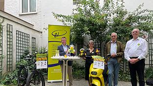 Freuen sich mit Enten und Preisen auf das Rennen am 27. September: Netzwerk-Geschäftsführer Christian Halbig (von links), Stadtwerke-Pressesprecherin Susanne Franck, Netzwerks-Vereinsvorsitzender Gerhard Witthöft und sein Stellvertreter Lothar Schels. Freuen sich mit Enten und Preisen auf das Rennen am 27. September: Netzwerk-Geschäftsführer Christian Halbig (von links), Stadtwerke-Pressesprecherin Susanne Franck, Netzwerks-Vereinsvorsitzender Gerhard Witthöft und sein Stellvertreter Lothar Schels.
