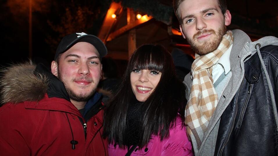 Seit einigen Jahren gehört auch die Weihnachtspyramide am Bischof-Sailer-Platz zur festen Institution zur Weihnachtszeit in Landshut, und ist vor allem bei der jüngeren Generation sehr beliebt. Seit einigen Jahren gehört auch die Weihnachtspyramide am Bischof-Sailer-Platz zur festen Institution zur Weihnachtszeit in Landshut, und ist vor allem bei der jüngeren Generation sehr beliebt.