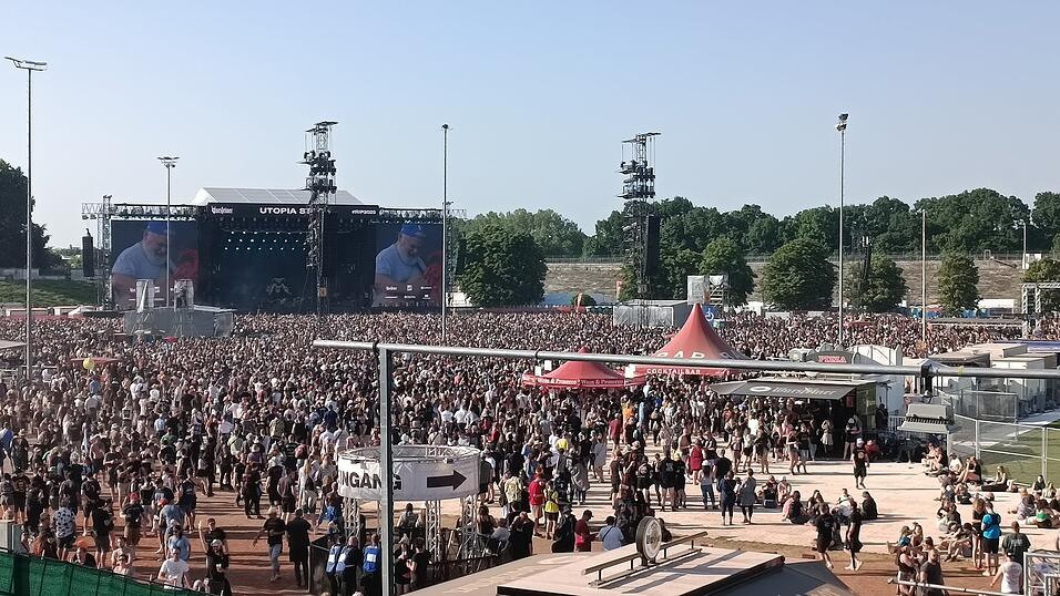 Bei Tenacious D ist es vor der Utopia Stage gut voll.