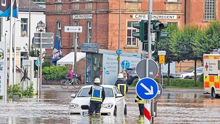 Während einige Regionen mit Überschwemmungen kämpfen, leiden andere unter Wasserknappheit. Während einige Regionen mit Überschwemmungen kämpfen, leiden andere unter Wasserknappheit.