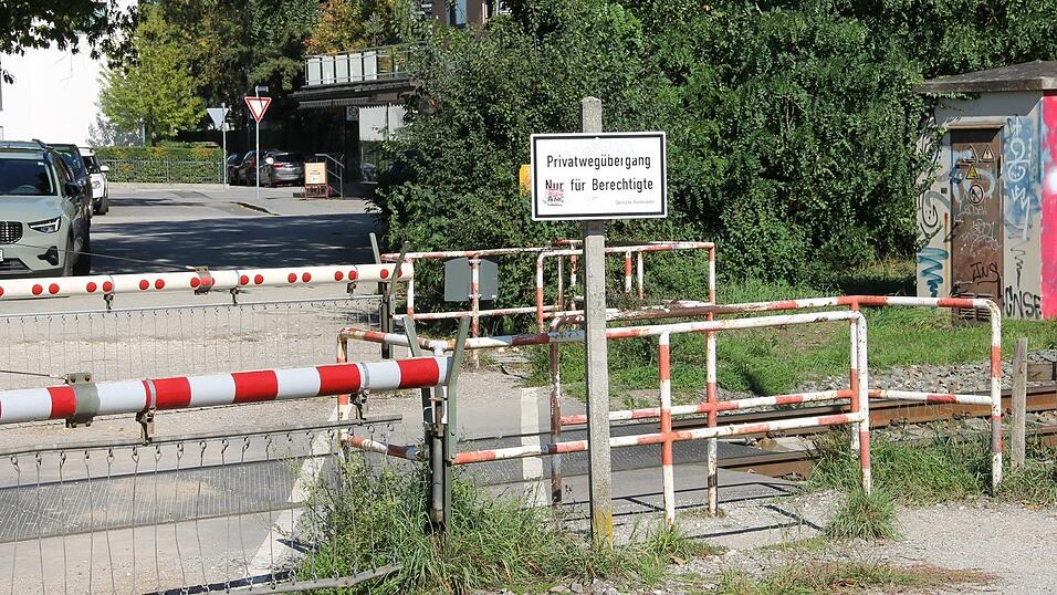 Zu gefährlich: Der Bahnübergang erfüllt nicht die Voraussetzungen, um öffentlich gewidmet zu werden. Zu gefährlich: Der Bahnübergang erfüllt nicht die Voraussetzungen, um öffentlich gewidmet zu werden.