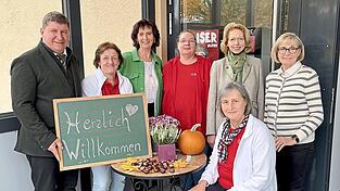 Begrüßung durch Bürgermeister Manuel Schott (links) mit Stellvertreterinnen und BRK-Team.