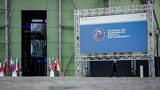 Auf dem deutsch-französischen Digitalgipfel in Berlin sind 18 Vereinbarungen zum Ausbau von KI-Anwendungen vorgestellt worden. Auf dem deutsch-französischen Digitalgipfel in Berlin sind 18 Vereinbarungen zum Ausbau von KI-Anwendungen vorgestellt worden.