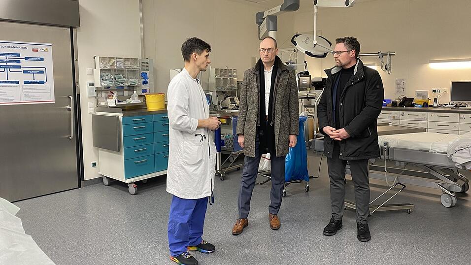 Chefarzt Dr. Sellier erkl&auml;rt den zwei MdLs Bernhard Seidenath und Dr. Gerhard Hopp die Abl&auml;ufe im Schockraum.