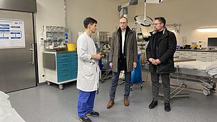 Chefarzt Dr. Sellier erklärt den zwei MdLs Bernhard Seidenath und Dr. Gerhard Hopp die Abläufe im Schockraum. Chefarzt Dr. Sellier erklärt den zwei MdLs Bernhard Seidenath und Dr. Gerhard Hopp die Abläufe im Schockraum.