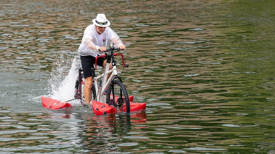 Wieso nicht an einem Montag einfach mal mit dem Fahrrad über den Fluss? (Archivbild) Wieso nicht an einem Montag einfach mal mit dem Fahrrad über den Fluss? (Archivbild)