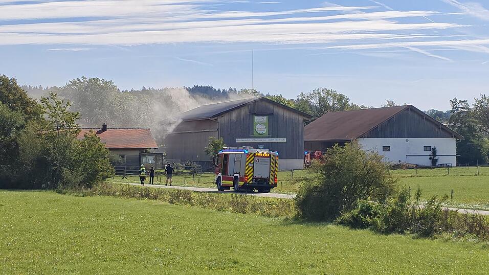 Auf einem landwirtschaftlichen Anwesen bei Vilsbiburg ist am Sonntag ein Feuer ausgebrochen. Auf einem landwirtschaftlichen Anwesen bei Vilsbiburg ist am Sonntag ein Feuer ausgebrochen.