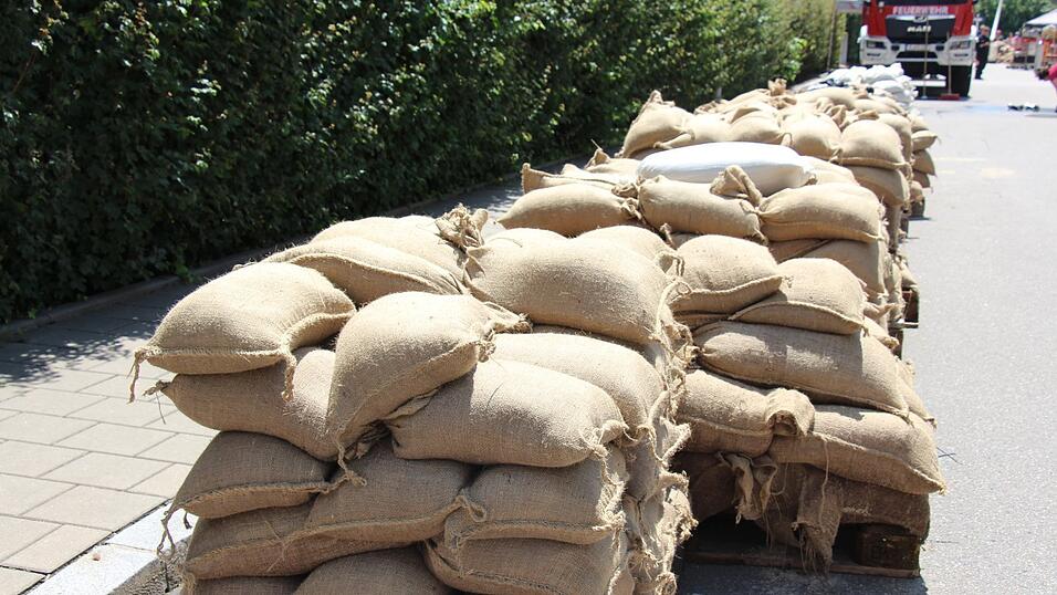Die Sandsäcke werden auf Paletten gestapelt. Die Sandsäcke werden auf Paletten gestapelt.
