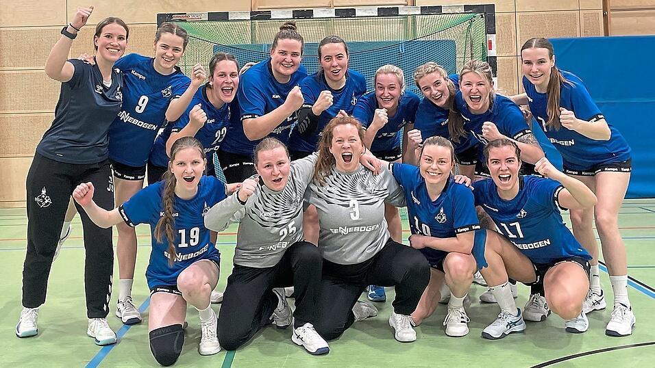 Zusammenhalt: Die Handballerinnen der HSG Straubing nach dem Auswärtsspiel in Passau, bei dem sie sich ohne Punktverlust den Meistertitel sicherten.