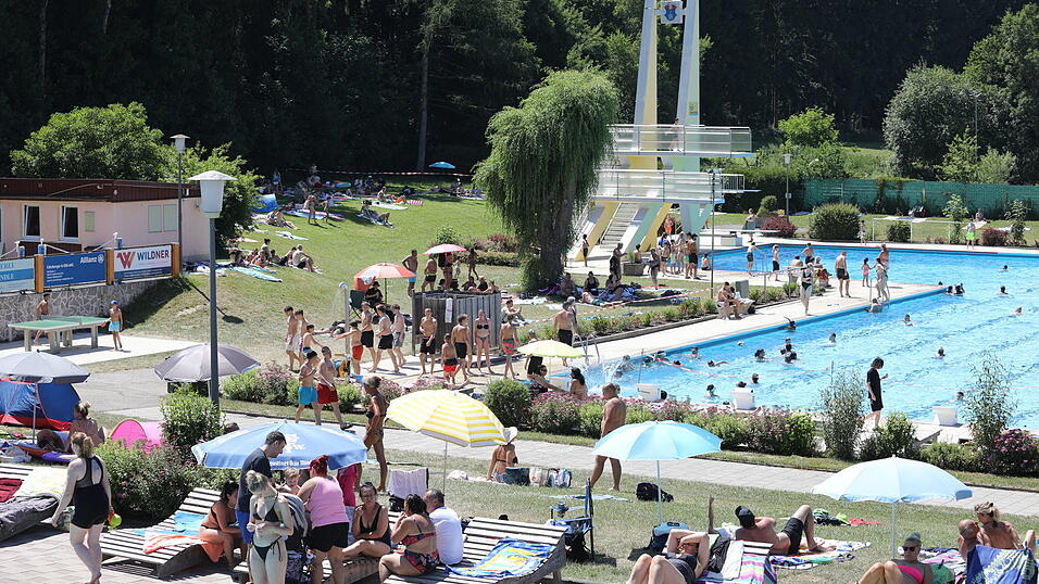 Warum in die Ferne schweifen, wenn das gute liegt so Nah. Das herrliche Sommerwetter bei hei&szlig;en Temperaturen &uuml;ber 30 Grad bietet auch daheim jede Menge Badespa&szlig; f&uuml;r Jung und Alt wie hier zum Beispiel im Taufkirchener Waldbad, ein Freizeitparadies f&uuml;r Jedermann Gluthitze am Fronleichnamsfeiertag konnten &uuml;ber 2.800 Besucher gez&auml;hlt werden und am letzten Pfingstferientag am Sonntagnachmittag, 22. Juni gab es einen Besucheransturm im Taufkirchener Freibad 'Waldbad' mit &uuml;ber 3.000 Badebesuchern und G&auml;sten.