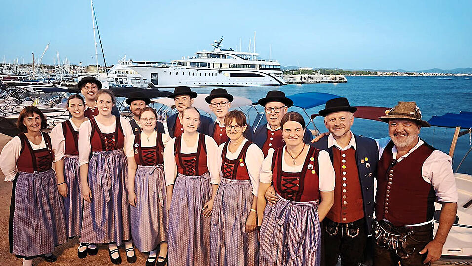 Josef Schadenfroh (rechts) fädelte den Gastauftritt der Brennberger Trachtler in Kroatien ein.