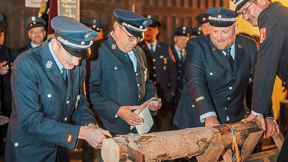 Der Eingang in den Festsaal musste erst einmal freigemacht und dann auch noch Holzstücke mit vorgegebenem Gewicht abgesägt werden. Der Eingang in den Festsaal musste erst einmal freigemacht und dann auch noch Holzstücke mit vorgegebenem Gewicht abgesägt werden.