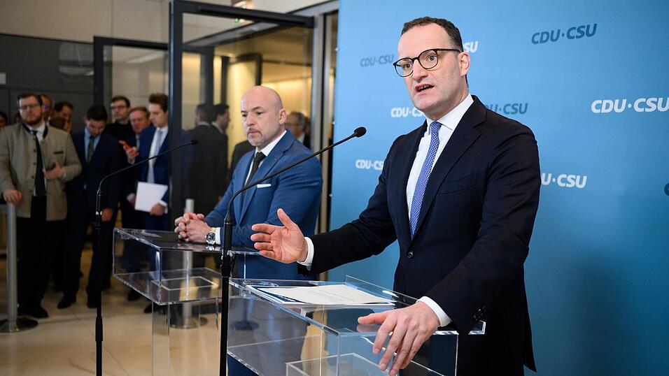 Die Unionsfraktion um Jens Spahn (r.) und Alexander Hoffmann schärfte noch an manchen Stellen nach. Die Unionsfraktion um Jens Spahn (r.) und Alexander Hoffmann schärfte noch an manchen Stellen nach.