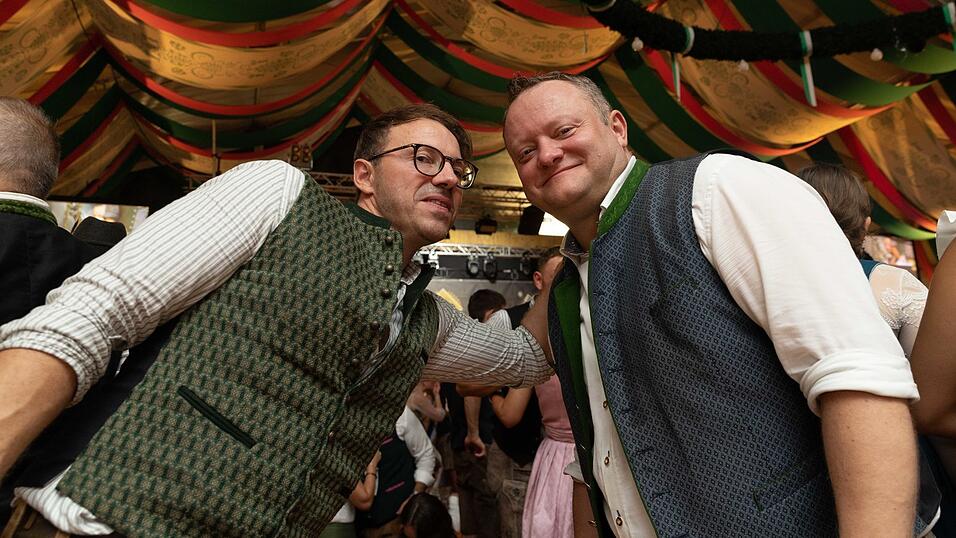 Als die Kapelle Josef Menzl am Montag, 10. August, im Festzelt Weckmann aufspielte, war die Stimmung ausgelassen. Als die Kapelle Josef Menzl am Montag, 10. August, im Festzelt Weckmann aufspielte, war die Stimmung ausgelassen.