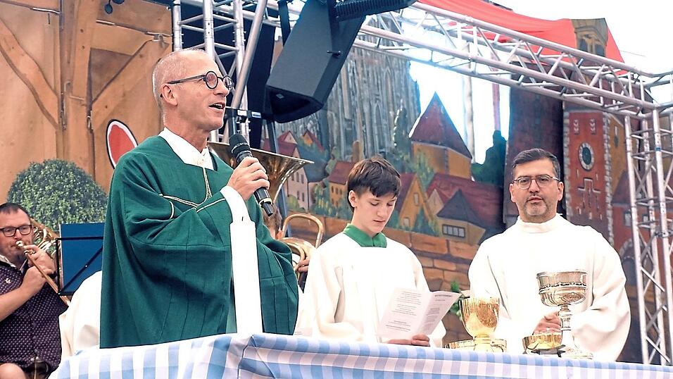 Roman Gerl zelebrierte den Gottesdienst auf der Bühne im Hahn-Zelt. Roman Gerl zelebrierte den Gottesdienst auf der Bühne im Hahn-Zelt.